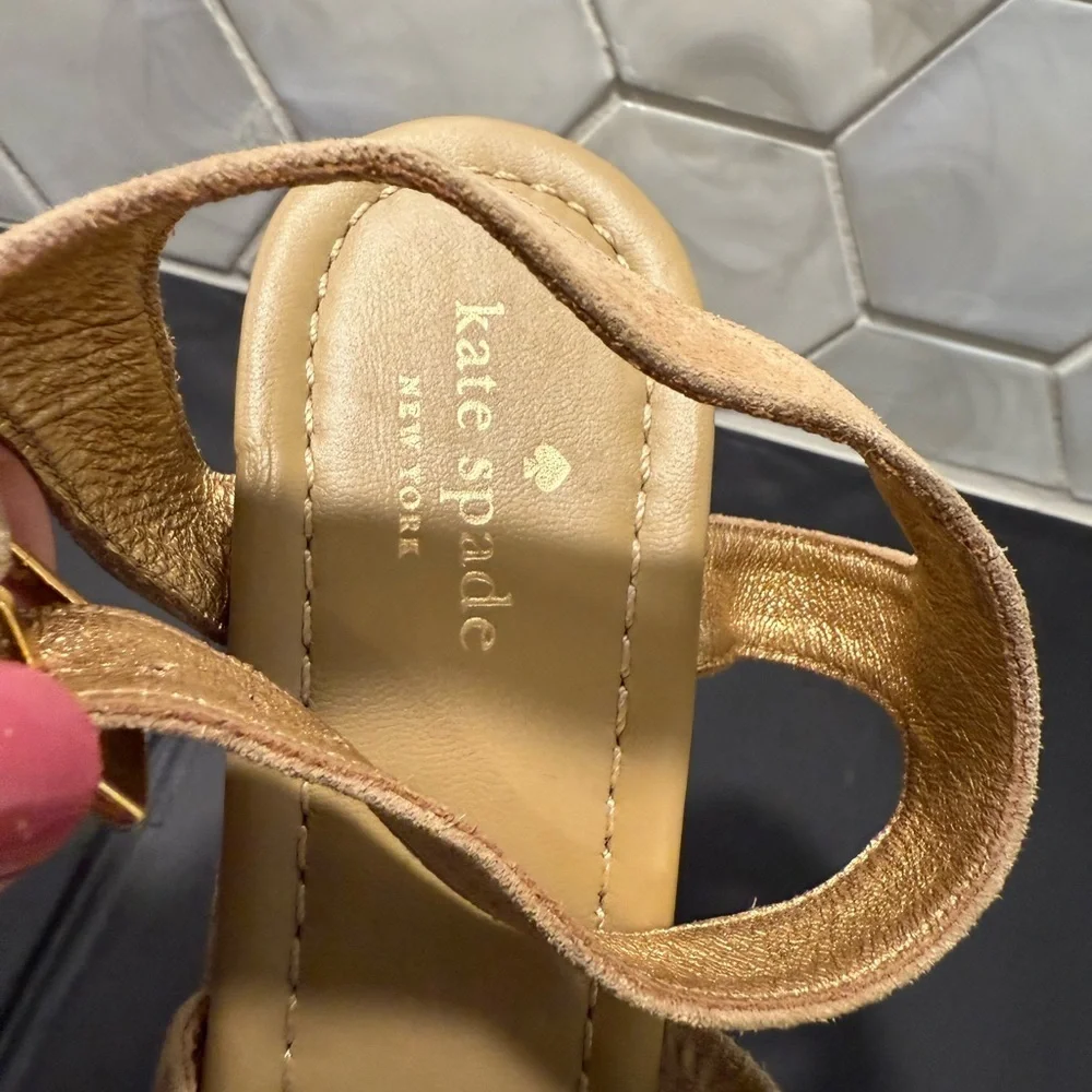 Kate Spade Farryn Wedge Heel Sandals Sz 8.5 Tan Suede Metallic Gold Geo Strappy